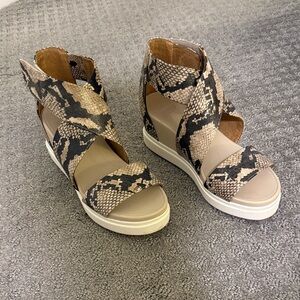 NWOT Dr. Scholl's Snakeskin Wedge Sandals - Black and Tan